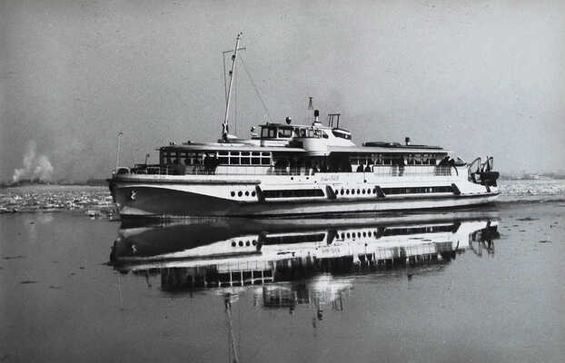 Поздравительная папка «Волжское объединенное ордена Ленина речное пароходство». Г. Горький. [1950].